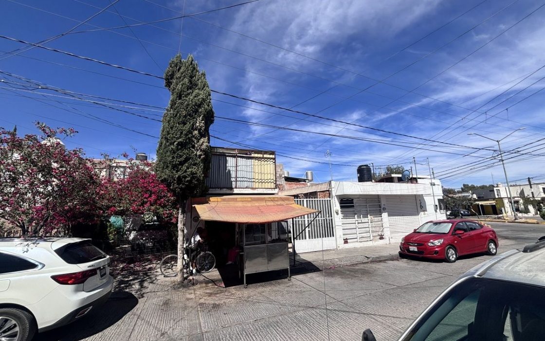 Casa en Valle del Dorado con Local