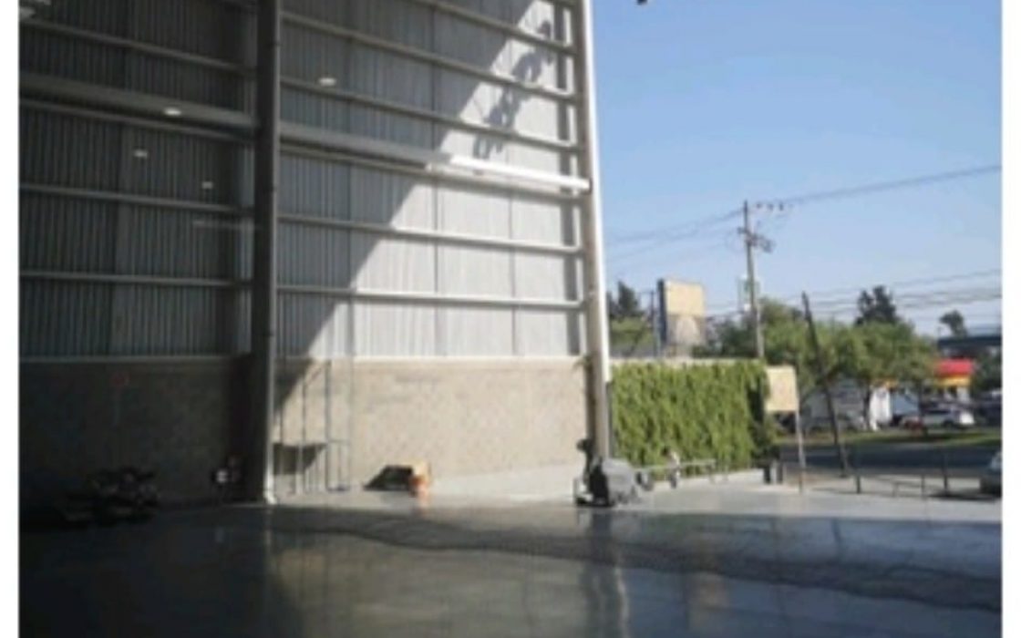 Nave de Exhibicion con Mezzanine