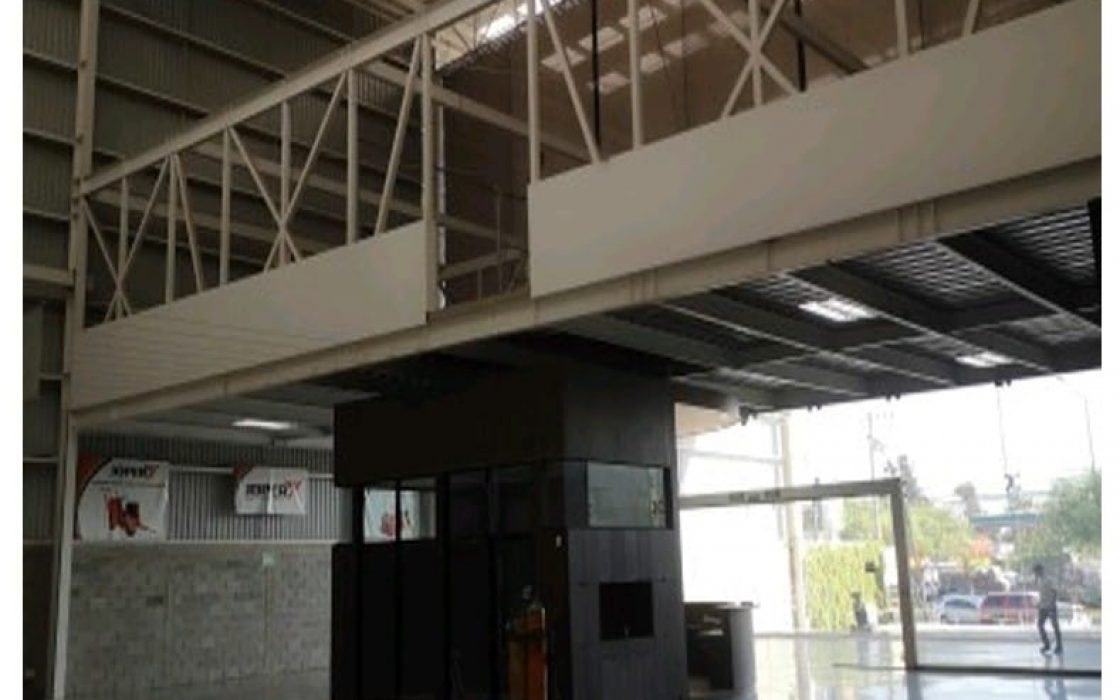 Nave de Exhibicion con Mezzanine