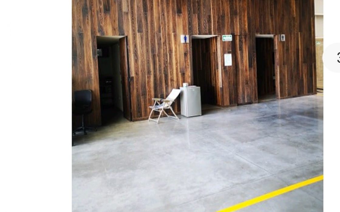 Nave de Exhibicion con Mezzanine